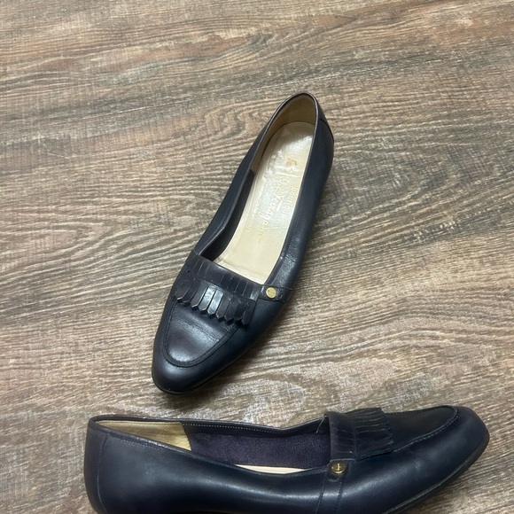 Salvatore Ferragamo 7.5E vintage navy micro heel preppy tasseled shoes. - Picture 2 of 15
